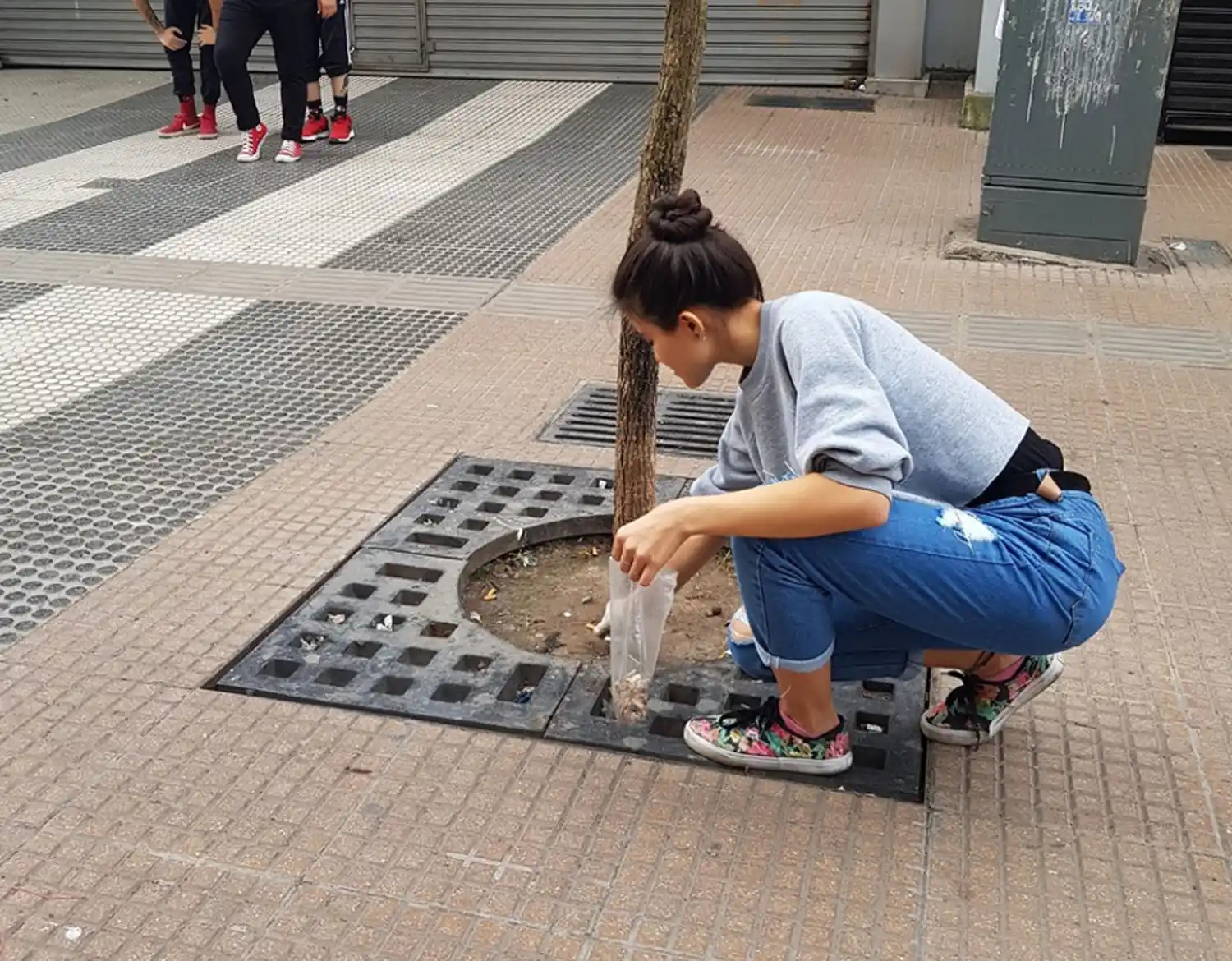 Un grupo de jóvenes recolectó más de 4.000 colillas de cigarrillos en el microcentro