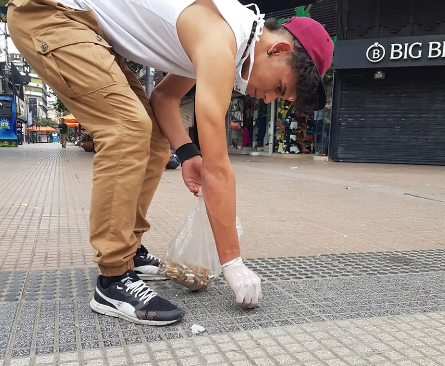 Un grupo de jóvenes recolectó más de 4.000 colillas de cigarrillos en el microcentro