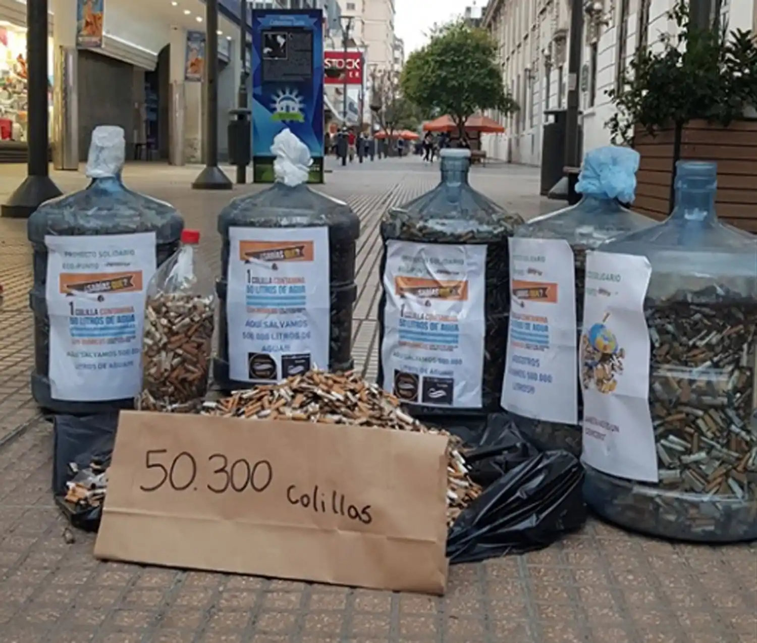 Un grupo de jóvenes recolectó más de 4.000 colillas de cigarrillos en el microcentro