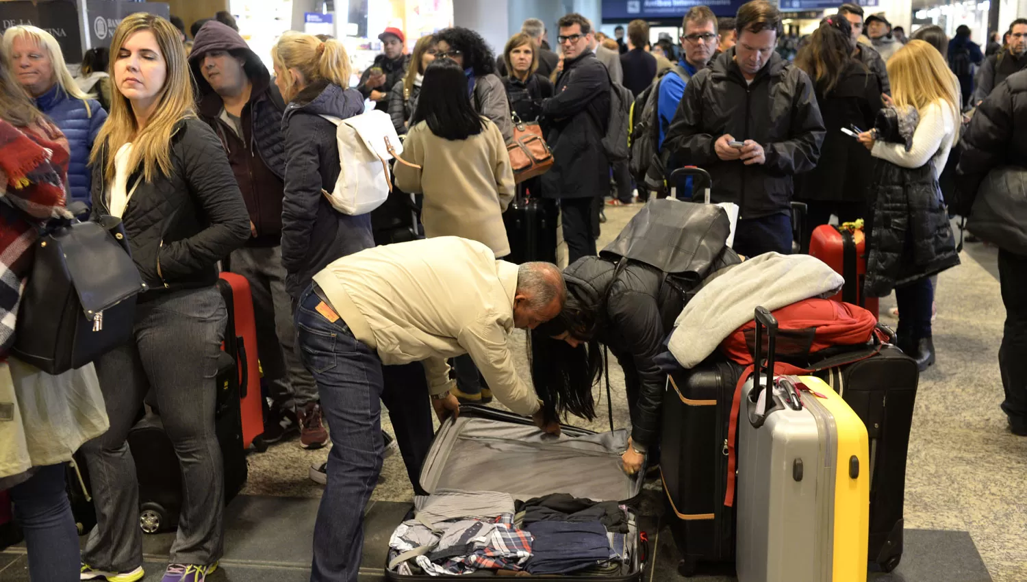 COLMADO. Miles de pasajeros espera la reprogramación de sus vuelos.