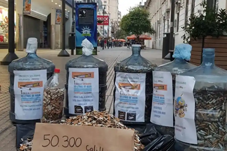 Un grupo de jóvenes recolectó más de 4.000 colillas de cigarrillos en el microcentro
