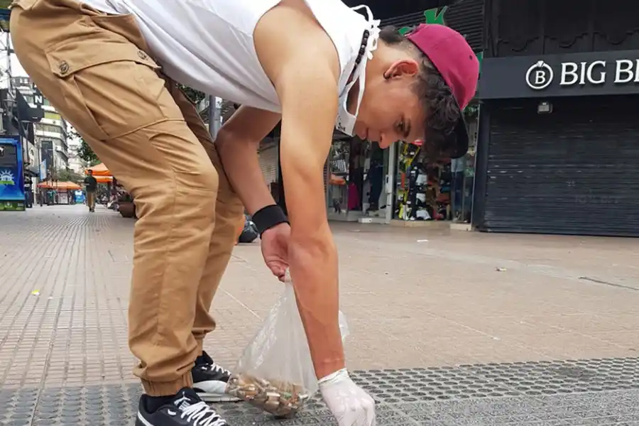 Un grupo de jóvenes recolectó más de 4.000 colillas de cigarrillos en el microcentro