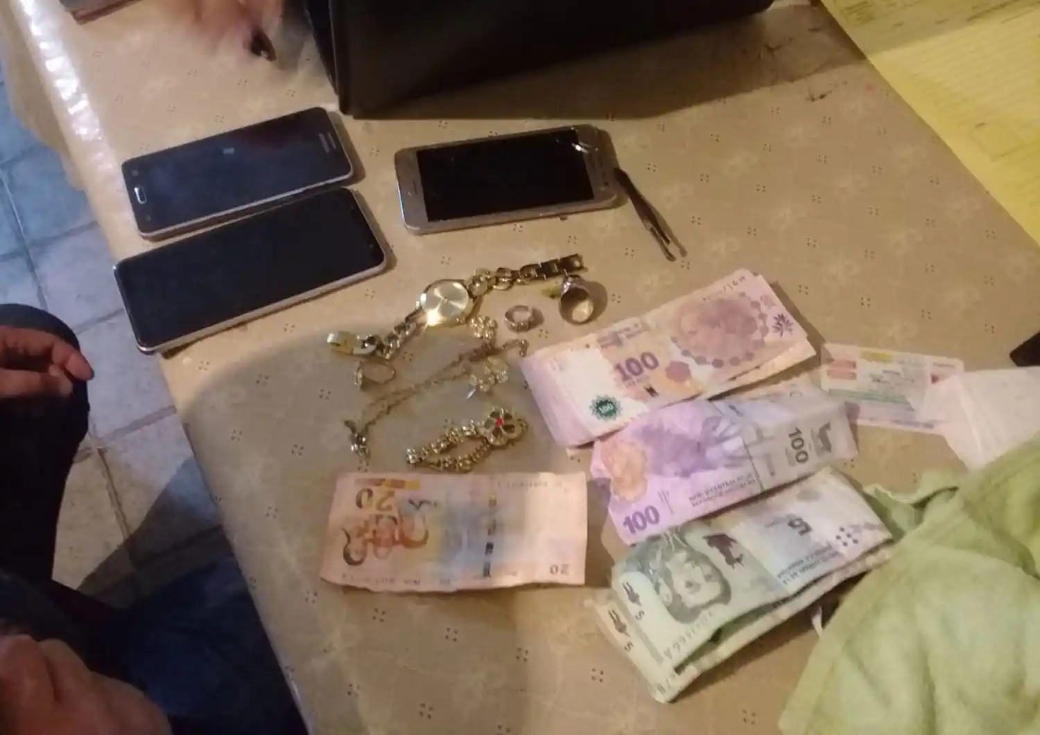 Asalto al tour de compras: atraparon a dos integrantes de la banda delictiva