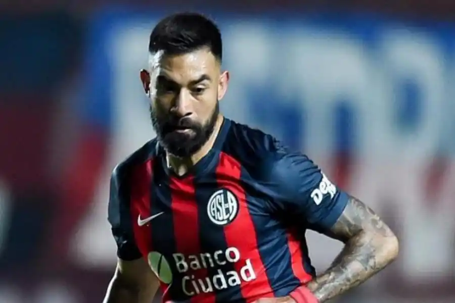 LA ÚLTIMA CAMISETA. Rojas jugó la temporada pasada en San Lorenzo. Juan Antonio Pizzi, nuevo DT del “Ciclón”, no lo tenía en sus planes, así que se allanó el camino para su incorporación a Atlético. 