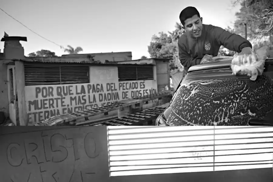 FELIZ. Hasta hace pocos días Maxi era el encargado del lavadero de autos.