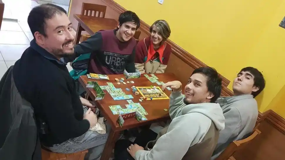 FICHAS Y TABLEROS. “Ludiverso” ofrece un catálogo donde las personas pueden elegir el juego de mesa que más les gusta según su tiempo e intereses. GENTILEZA LEONARDO SUÁREZ.-