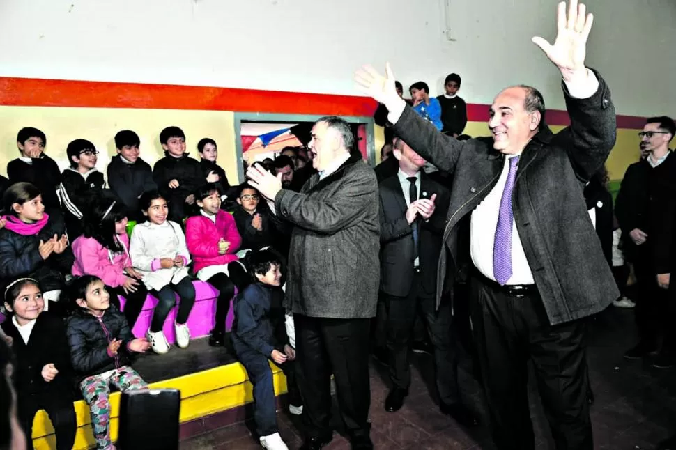 EN TAFÍ VIEJO. Manzur y Jaldo participaron de un acto por el reinicio de clases en la escuela Fray Cayetano Rodríguez. prensa legislatura