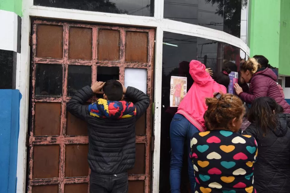 VIGILIA. Los familiares de detenidos tratan de ver qué pasa en la seccional. la gaceta / foto de diego aráoz