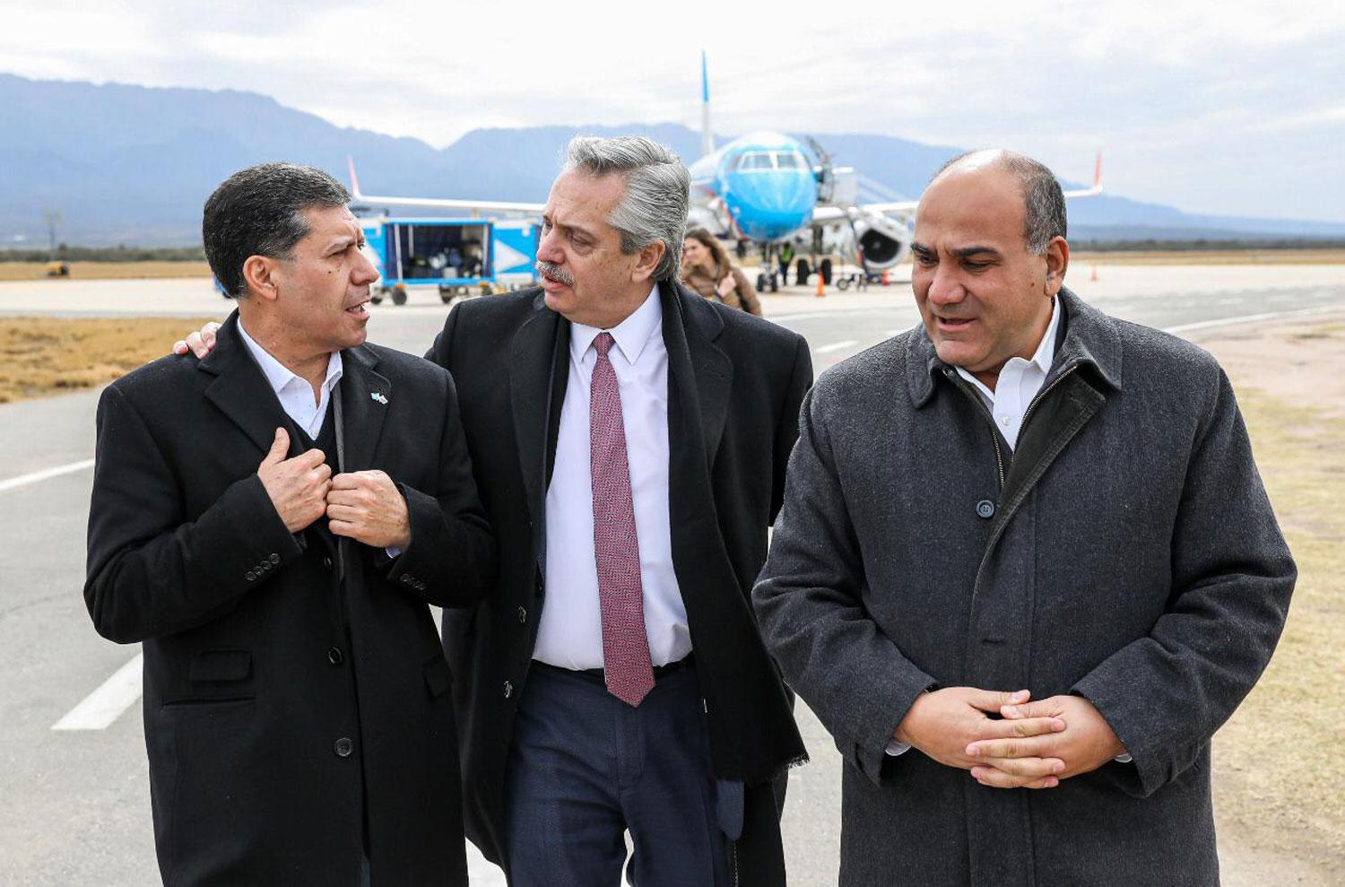 RECEPCIÓN. El gobernador de La Rioja, Sergio Casas, charla con Fernández y Manzur.