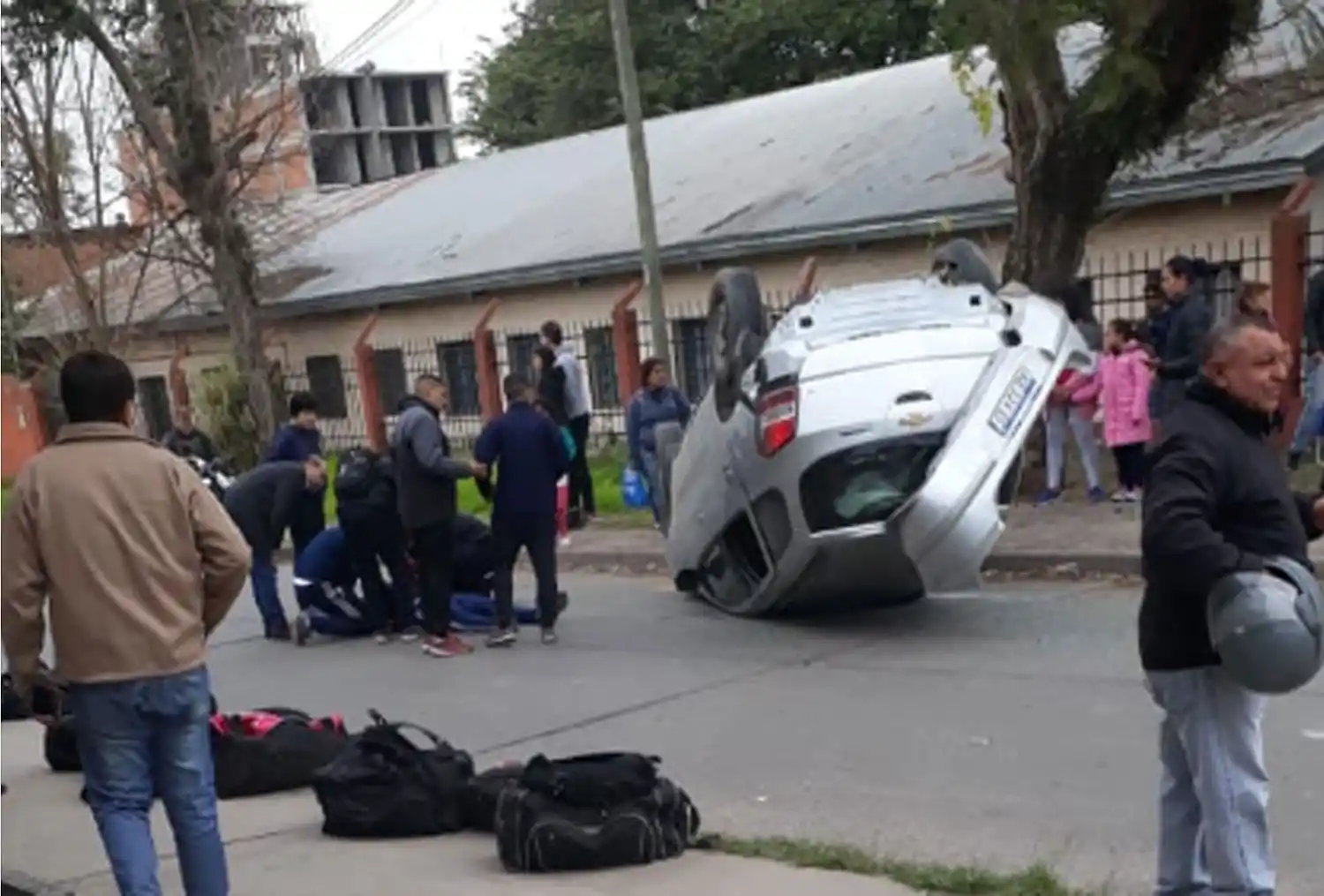 Video: dos cadetes de Policía protagonizaron un vuelco