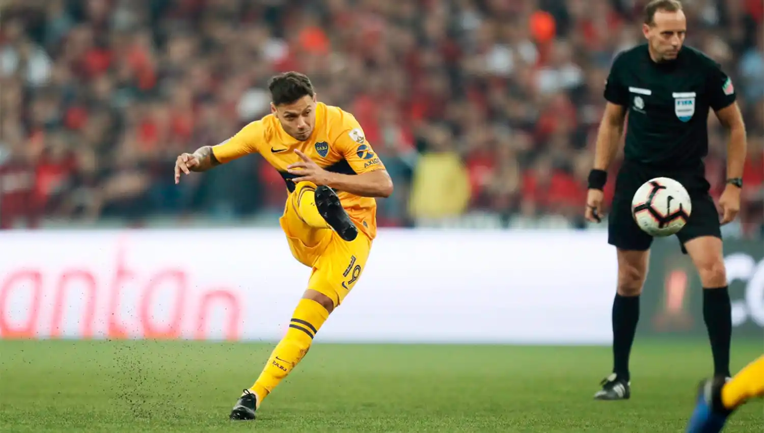 Mauro Zárate probaba en los primeros minutos del partido. FOTO TOMADA DE TWITTER.COM/BOCAJRSOFICIAL