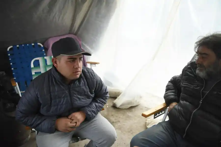 HERMANO Y PADRE. Gabriel y José Luis charlan en la larga espera. la gaceta / fotos de analia jaramillo 