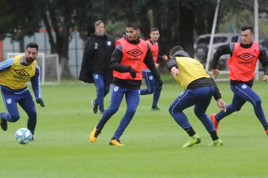  ES SUYA. Sobre la izquierda y con pechera amarilla, Rojas lleva la pelota durante el ensayo de ayer. LA GACETA / FOTO DE HÉCTOR PERALTA.-
