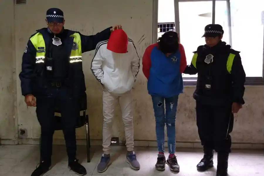 Madre e hijo fueron sorprendidos cuando robaban ropa interior en un local de El Bajo