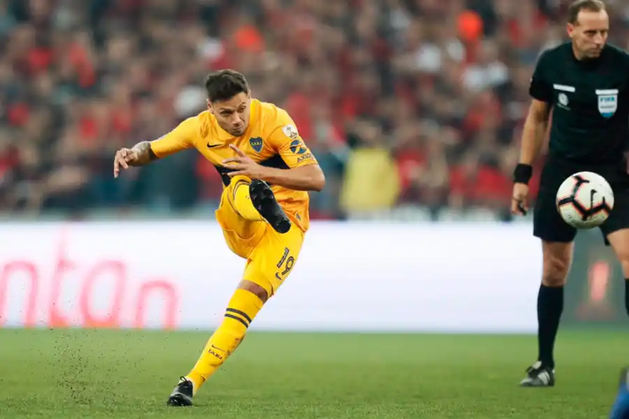 Mauro Zárate probaba en los primeros minutos del partido. FOTO TOMADA DE TWITTER.COM/BOCAJRSOFICIAL