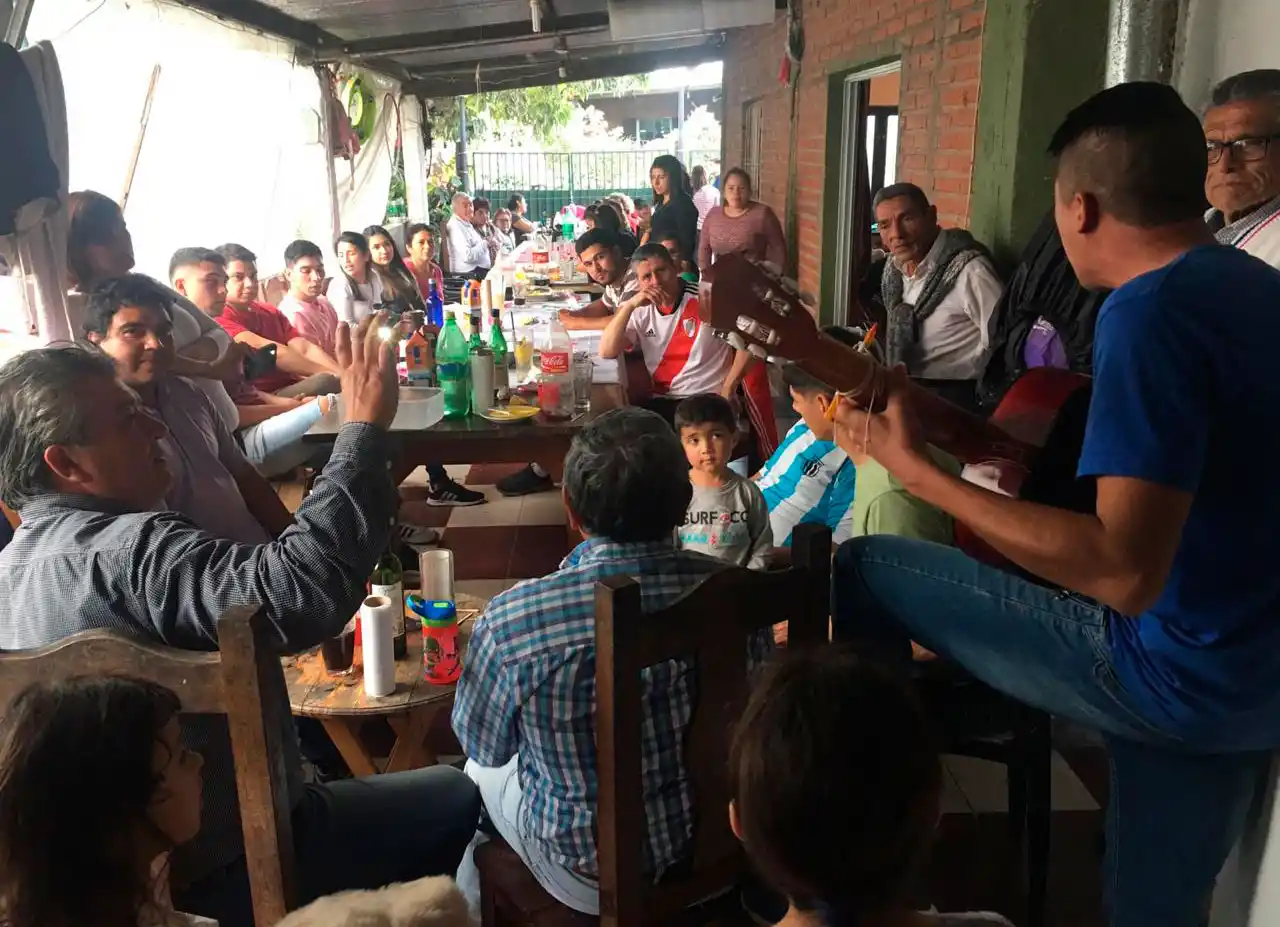 EL BANQUETE. La tradición dice que el campeón de un torneo de golf debe pagar el asado. Nelson cumplió.
