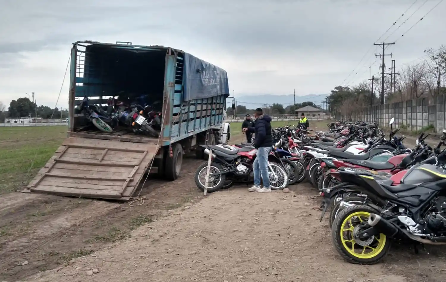 EL TRASLADO. La sección Caballería prestó sus camiones para mover los rodados.