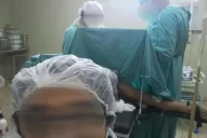 Médica tucumana se tomaba selfies con pacientes desnudos: fue separada de su cargo