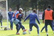 Zielinski modela el equipo para el debut, mientras trabaja en el tema refuerzos 