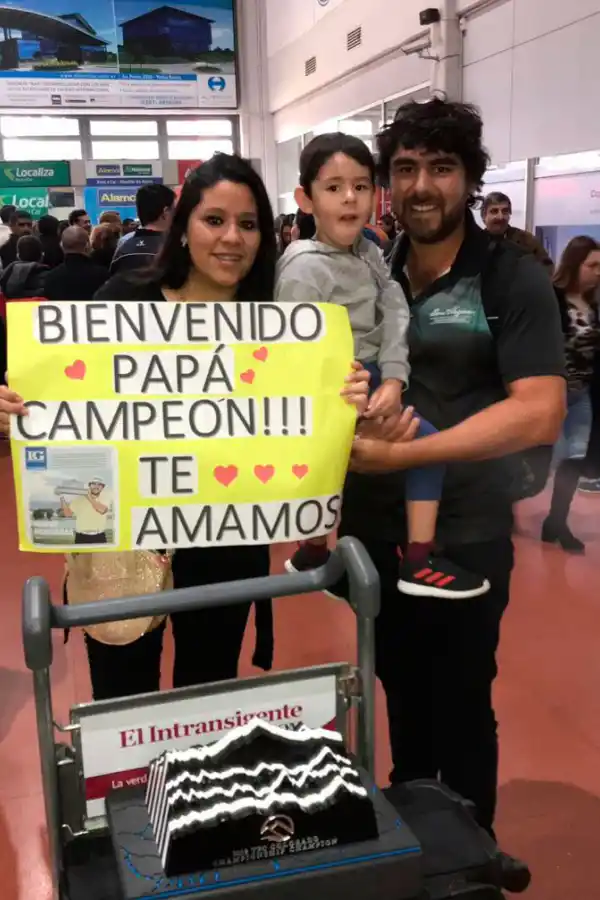 LA MEJOR RECEPCIÓN. Eliana y Lorenzo recibena papá en el aeropuerto.