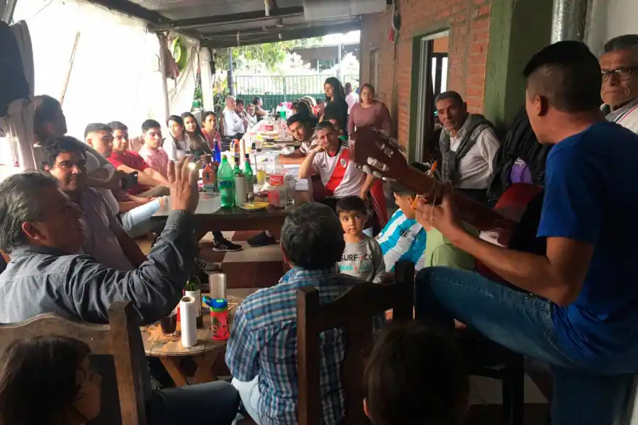 EL BANQUETE. La tradición dice que el campeón de un torneo de golf debe pagar el asado. Nelson cumplió.