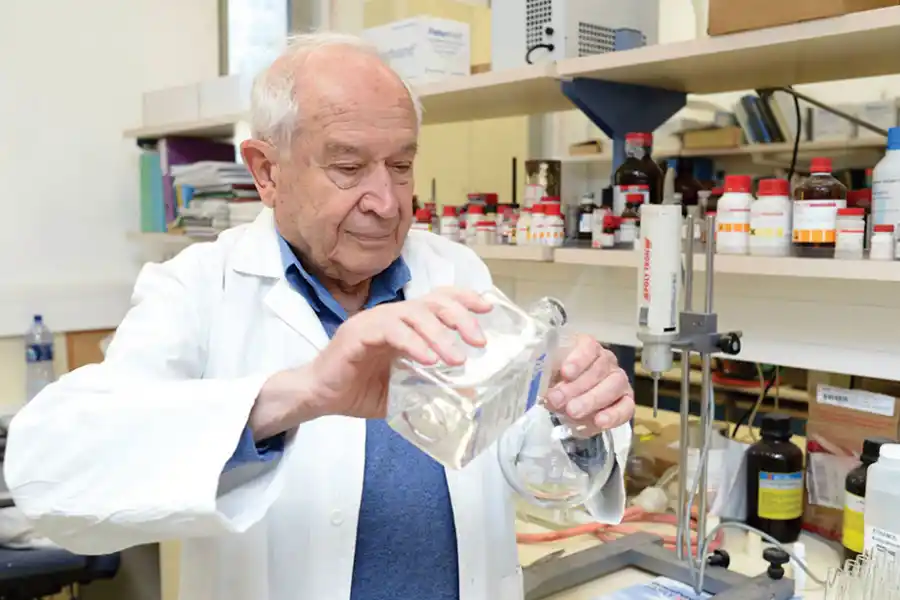 Raphael Mechoulam continúa participando de investigaciones vinculadas al cannabis.