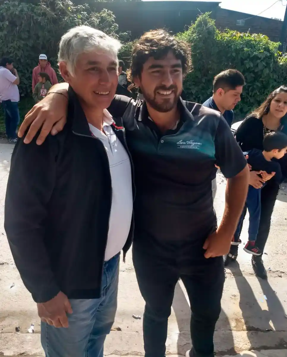 REFERENTE. Nelson abraza a su padre, David, su gran amigo. Este año le sacará la visa para viajar a Estados Unidos.