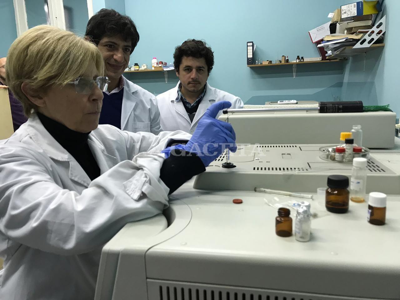 Alicia Bardón, con su equipo, analiza muestras de aceite de cannabis en un cromatógrafo.
