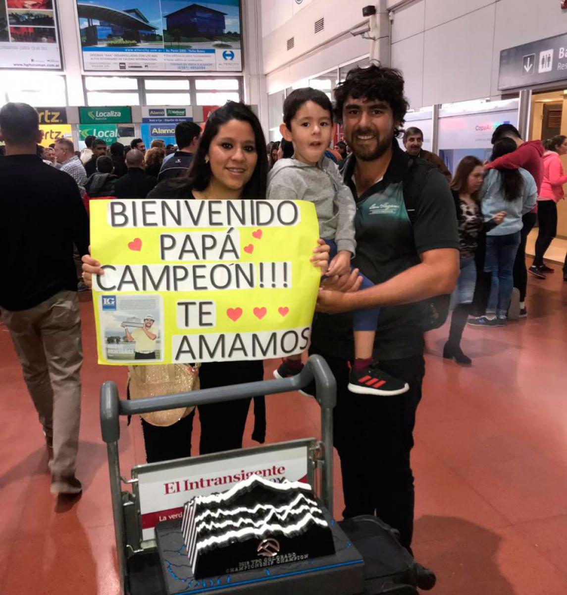 LA MEJOR RECEPCIÓN. Eliana y Lorenzo recibena papá en el aeropuerto.