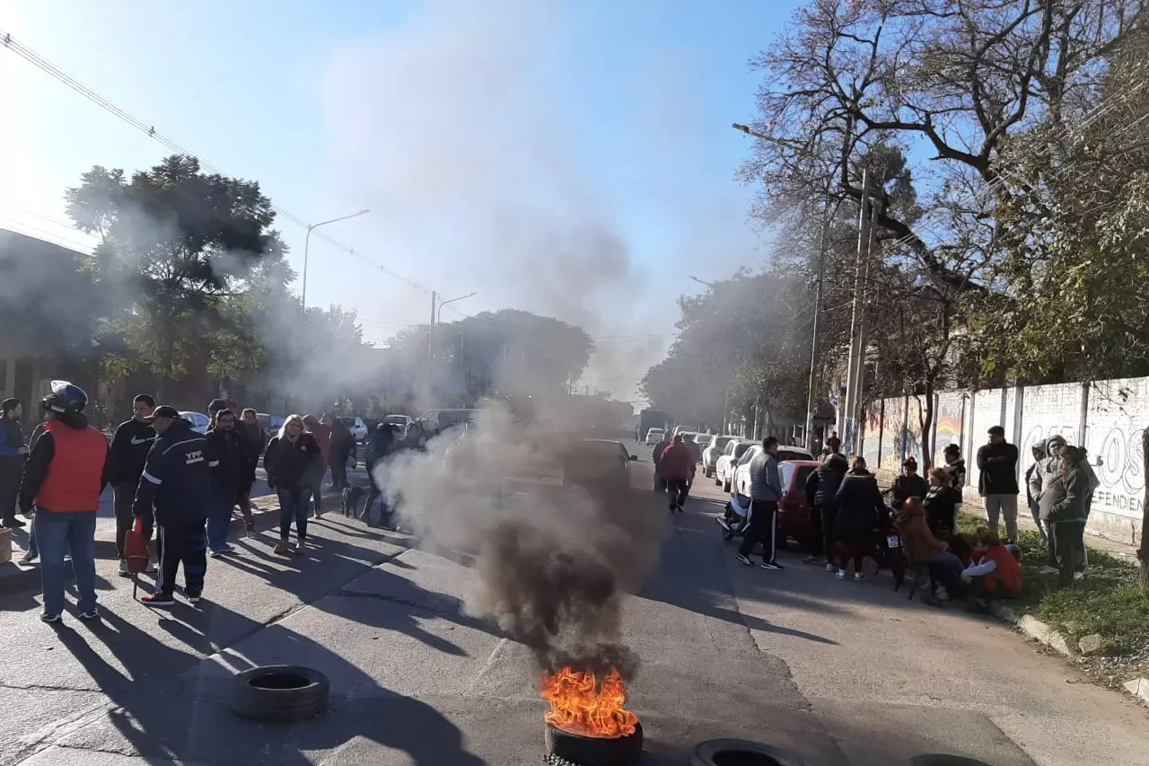 Empleados protestan frente a los institutos Roca y Belgrano