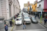 Taxistas enojados y comerciantes expectantes por las semipeatonales