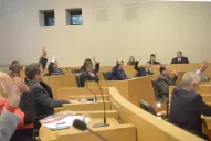 Con el voto de 13 ediles, se aprobó la suba del viaje urbano que, desde mañana, costará  $ 24 