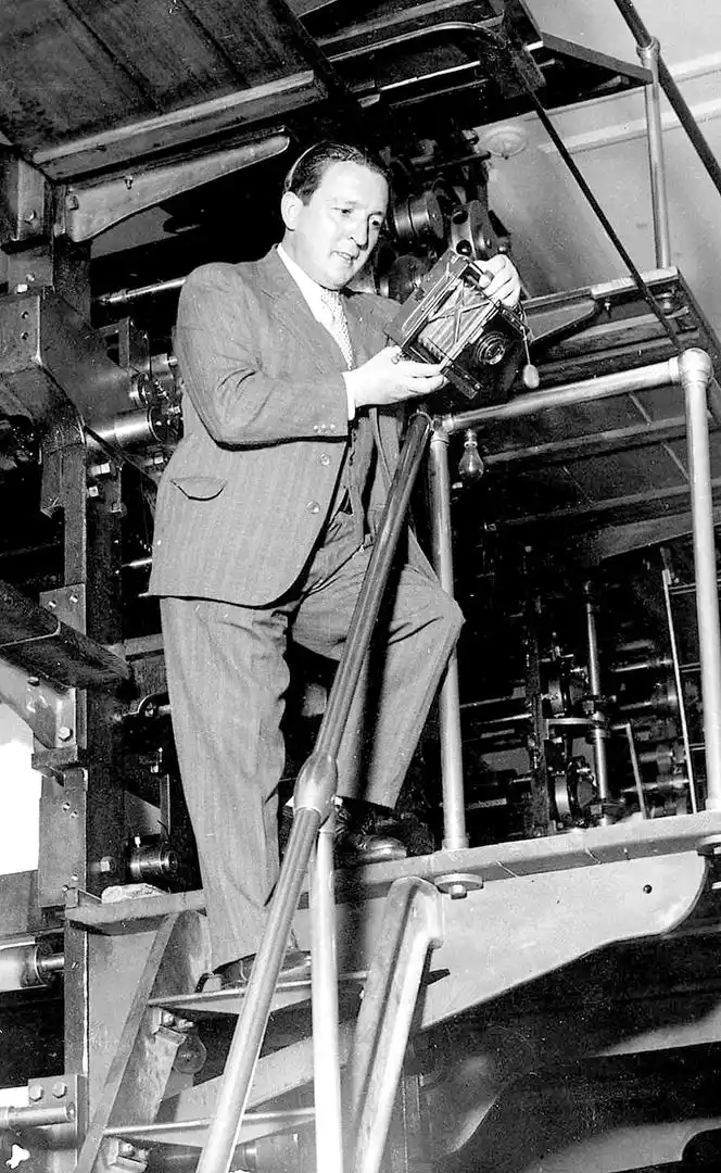 EN EL TRABAJO. Lanio y su herramientafavorita, su cámara. 