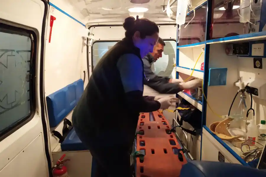 VOLVER A EMPEZAR. Después de tratar al paciente, médico y chofer reacondicionan la ambulancia.