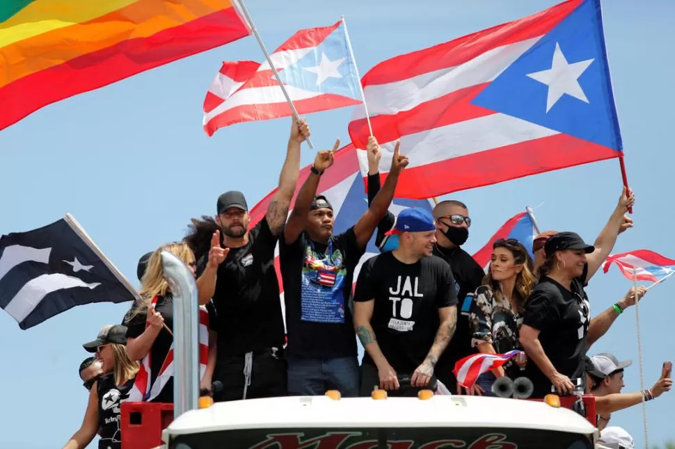 BANDERAS. Marcha con los colores de Puerto Rico y del orgullo LGBT. reuters