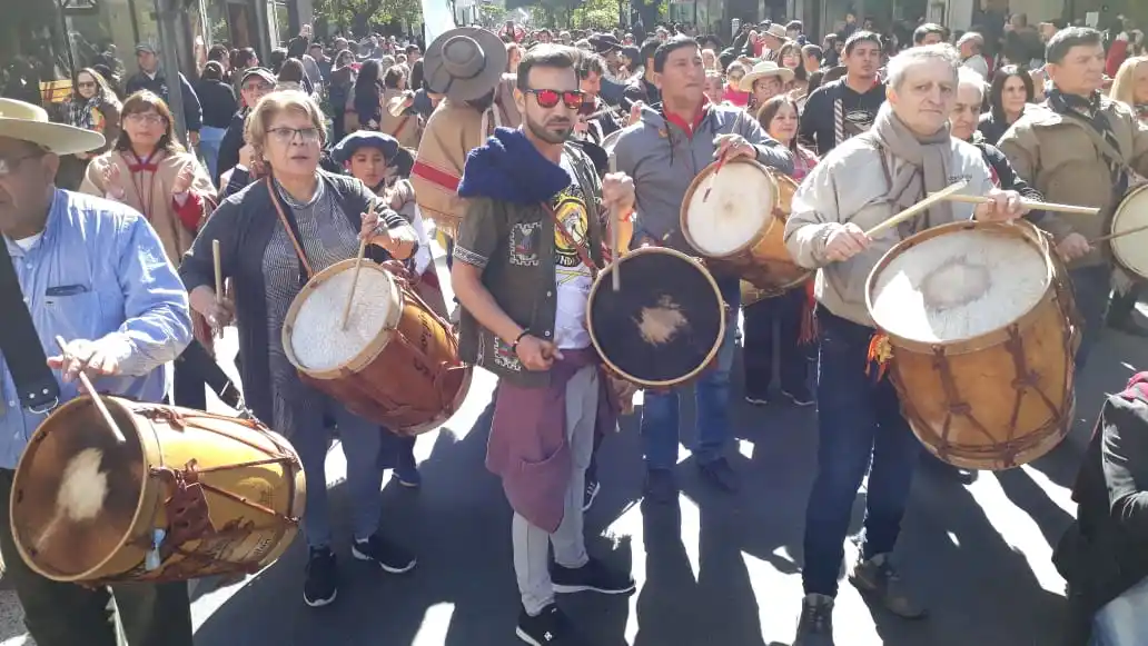 El sonido de los bombos legüeros tronó en la capital tucumana
