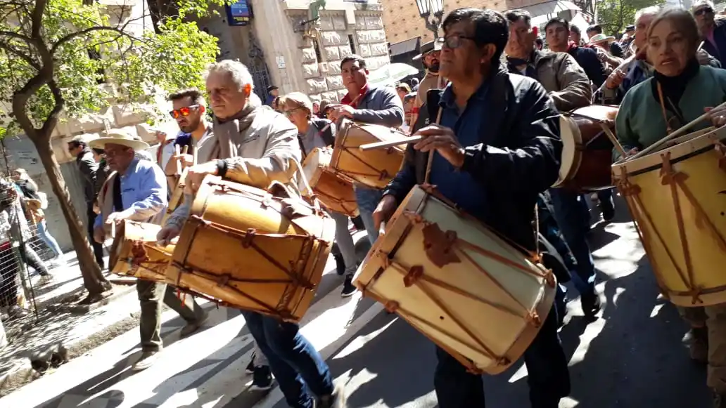El sonido de los bombos legüeros tronó en la capital tucumana