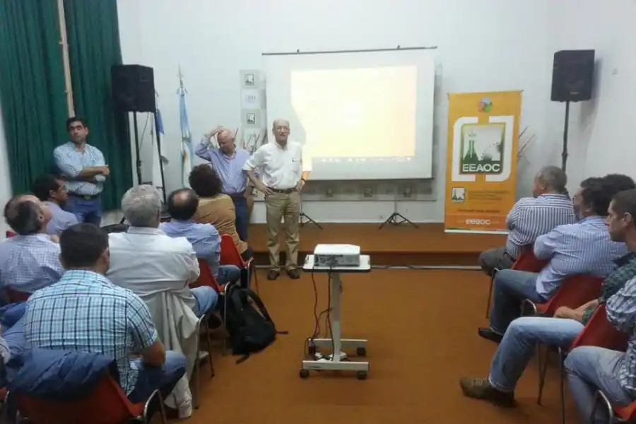 CASA CENTRAL. Daniel Ploper, director técnico (derecha) y Hernán Salas, director asistente (centro) abren una jornada.