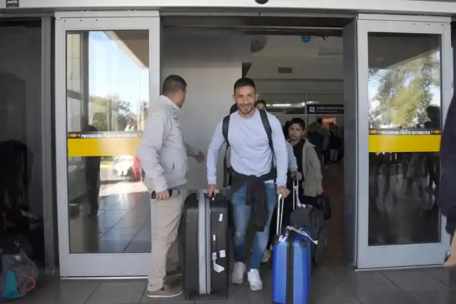 SONRISAS. Guillermo Acosta, cargado de valijas, y acompañado por su familia. la gaceta / foto de Analía Jaramillo