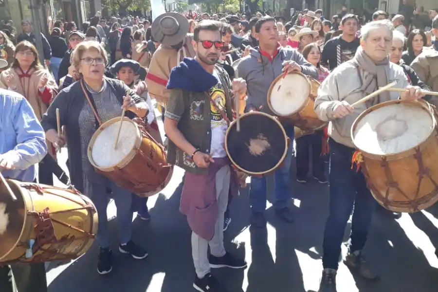 El sonido de los bombos legüeros tronó en la capital tucumana
