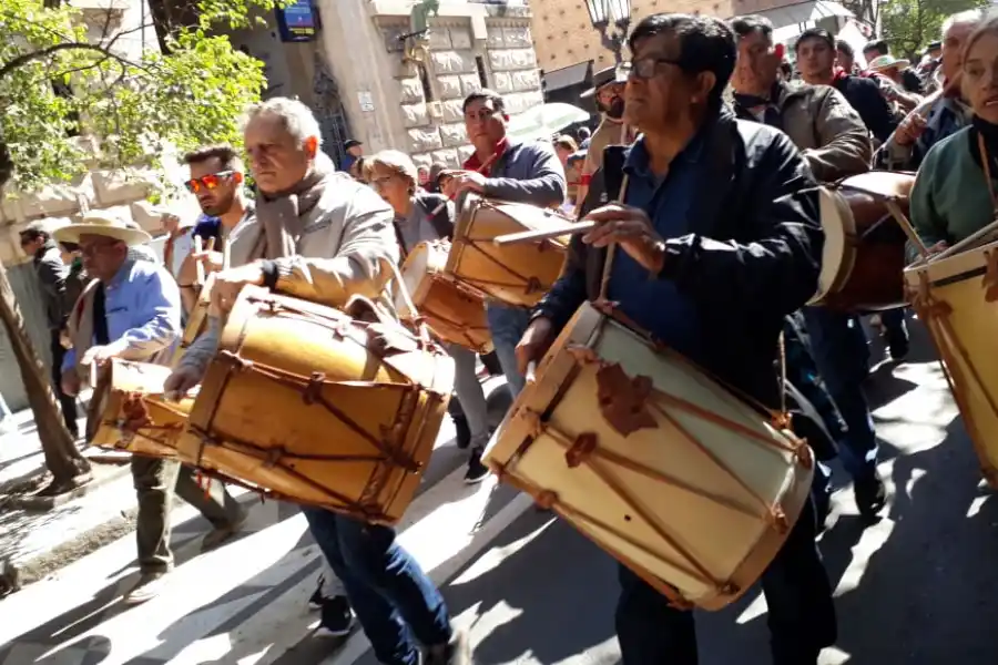 El sonido de los bombos legüeros tronó en la capital tucumana