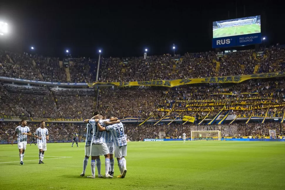 ABRAZADOS A LA GLORIA. Jugadores de Atlético festejan uno de los goles que le hicieron a Boca en febrero. Foto de Matias Nápoli Escalero.-