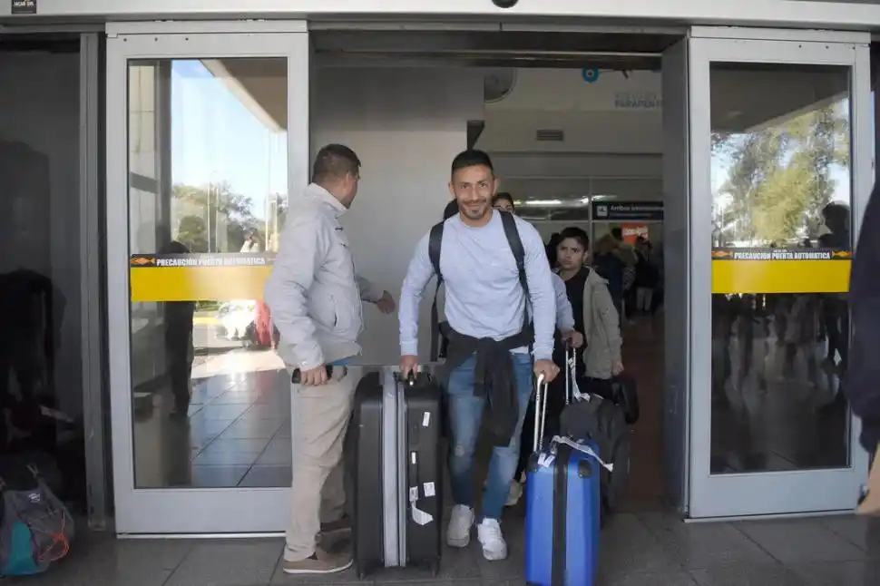 SONRISAS. Guillermo Acosta, cargado de valijas, y acompañado por su familia. la gaceta / foto de Analía Jaramillo