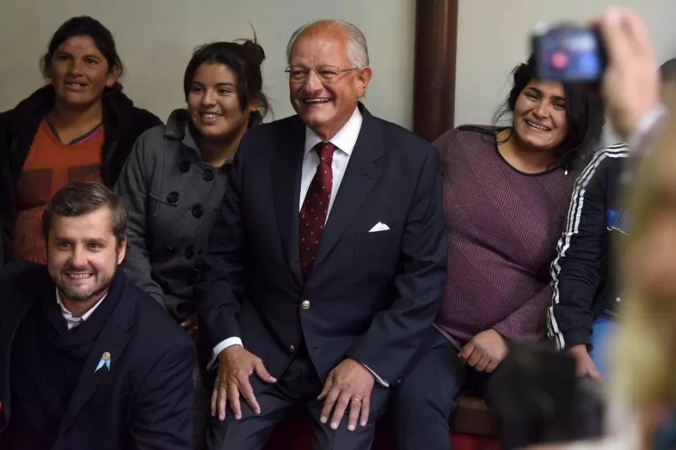 FESTEJO. El doctor Albino, el intendente Campero y las madres de Conin. LA GACETA / FOTO DE DIEGO ARÁOZ.-