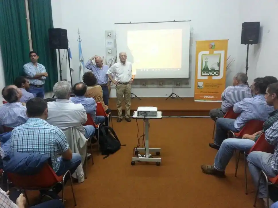 CASA CENTRAL. Daniel Ploper, director técnico (derecha) y Hernán Salas, director asistente (centro) abren una jornada.