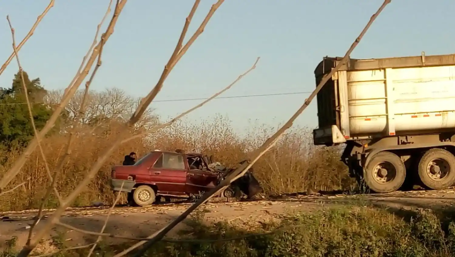 EL TERCERO. Un Renault 9 embistió al acoplado del camión Iveco, que segundos antes había impactado contra una rastra.