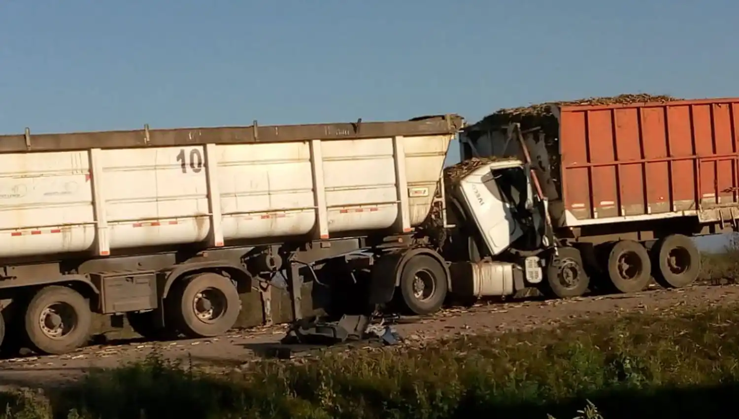 EN CADENA. El camión Iveco impactó contra la parte trasera de la rastra.