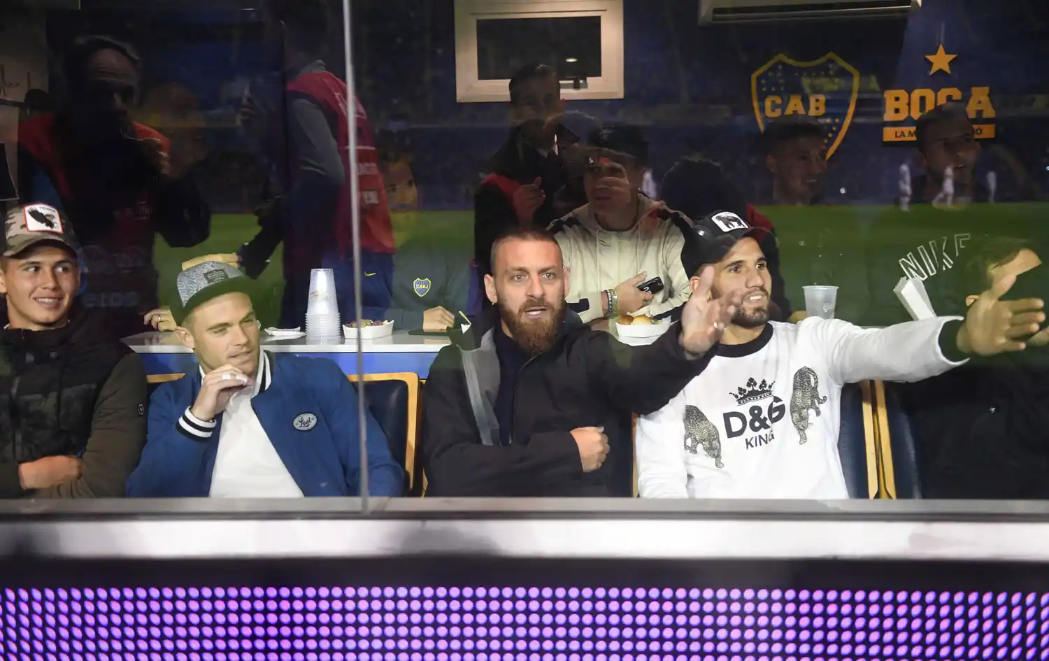 NERVIOSOS. Nández, De Rossi y López siguen el partido de Boca.TÉLAM