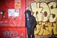 MacGordon, el graffitero que pinta la ciudad con frases de amor y respeto