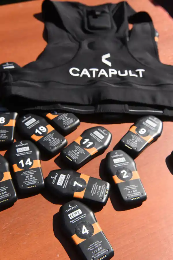 DATOS EN TIEMPO REAL. Con una computadora al costado del campo, Gonzalo Cano puede ver en vivo y en directo cómo está rindiendo determinado jugador y qué valores está ofreciendo durante una práctica.